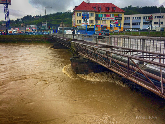 Video: Na rieke Kysuca vyhlásili 3. povodňový stupeň, polícia hlási prvú ob