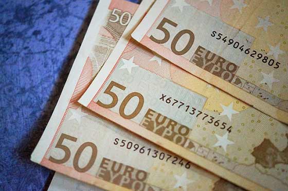 Mladí muži ponúkajú falošné 50-eurové bankovky, nemajú stredový metalický p