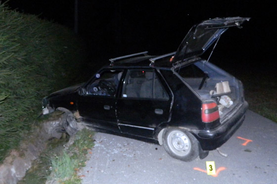 Opitý vodič skončil v priekope v obci Makov, dvaja spolujazdci sa zranili