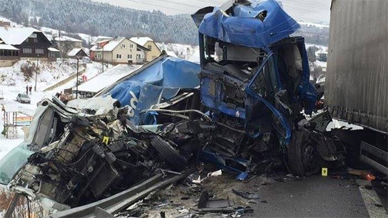 Zrážka dvoch kamiónov a osobného vozidla si vyžiadala ľudský život