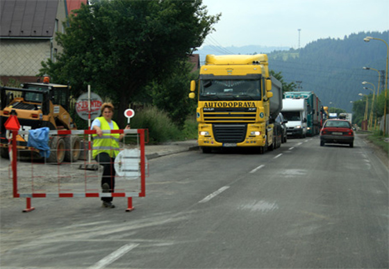 Polícia upozorňuje na úplnú uzávierku na ceste I/11 v obci Svrčinovec