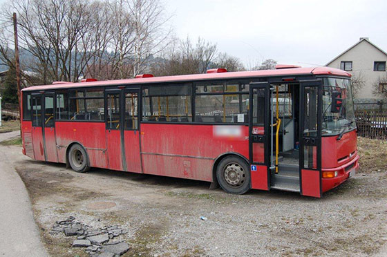 20 ročný mladík sa vlámal do autobusu na Podzávoze