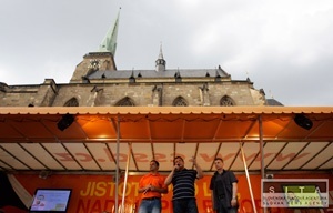 Paroubka zasypali desiatky vajíčok