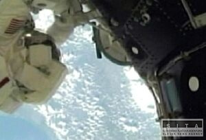 Druhý výstup astronautov do vesmíru trval takmer sedem hodín