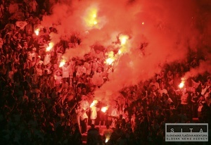 V Trnave predviedli na políciu troch futbalových fanúšikov