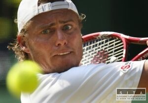 Hewitt prekvapil Del Potra, favoritky nezaváhali