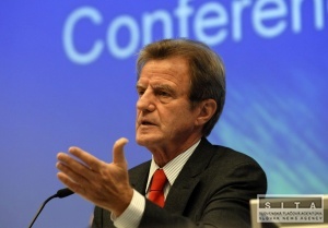 Kouchner smeruje do vojnovej zóny v KDR