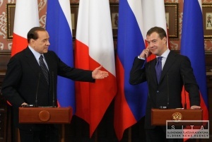 Medvedev sa hnevá na NATO, vyzýva na lepšie vzťahy