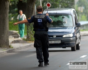 Policajta nabral na kapotu auta