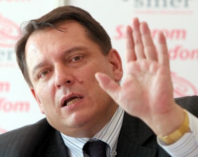 Znížme si platy, navrhol politikom Paroubek