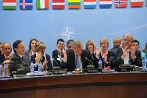 Generálny tajomník NATO sa v Bratislave prihovorí verejnosti