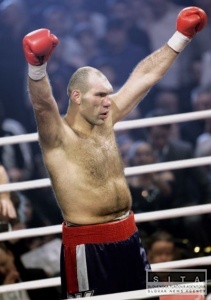 Holyfield vyzval na súboj o titul vo WBA Valujeva