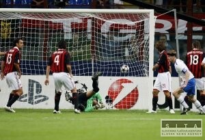 Zaváhanie AC Miláno, Ronaldove dva góly a zranenie Hološka