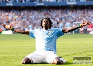 Adebayor za zkrok na Van Persieho s trojzpasovm ditancom