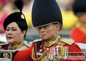 Za upraven� fotografie thajskej kr�ovskej rodiny desa� rokov v�zenia