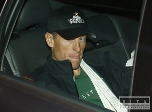 Armstrong sa poakoval za podporu, Giro nie je straten
