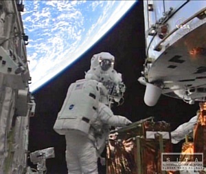 Moč astronautov svietil na oblohe a pripomínal chvost kométy