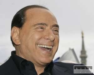 NEWSWEEK: Berlusconi je opitý mocou, zvrhnite ho