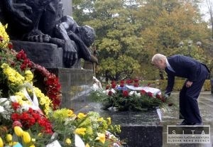 Biden sa poklonil pamiatke židovských bojovníkov vo Varšave