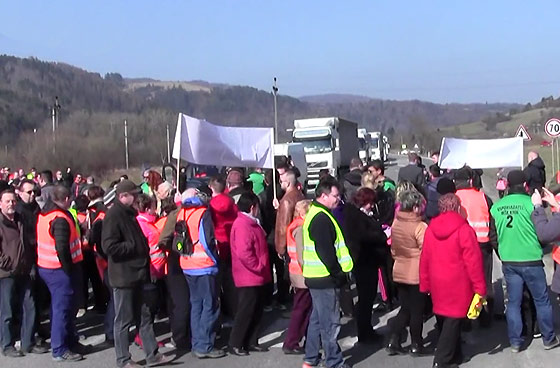 Video: Druh protest za dostavbu dianice D3 zablokoval cestu medzi adcou a ilinou