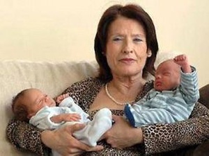 Žena, ktorá porodila dvojičky vo veku 67 rokov, zomrela