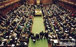 Britský parlament si po škandále zvolil nového predsedu