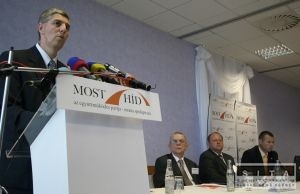 Bugárovci v strane nechcú spolupracovníkov tajných služieb