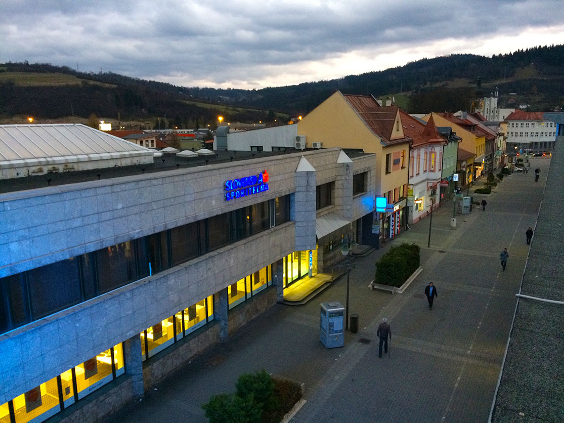 eny v adci sa mu cti bezpene, tonk skonil v rukch polcie