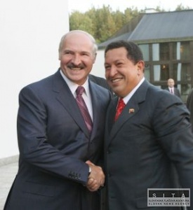 Chávez odovzdal Lukašenkovi pozdravy z osi zla