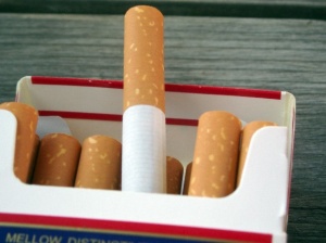 Policajného funkcionára prepustia za pašovanie cigariet