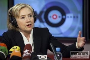 V americkej aj ruskej vláde sú ľudia žijúci v minulosti, uviedla Clintonová
