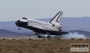 Raketoplán Discovery napokon pristál v Kalifornii