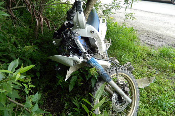 Motocyklista bez prilby vrazil do vozidla, utrpel ťažké zranenia + foto