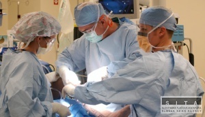 V USA vykonali prvú transplantáciu oboch rúk