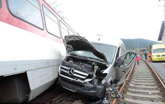 Pri zrke vlaku a osobnho automobilu sa nikto nezranil