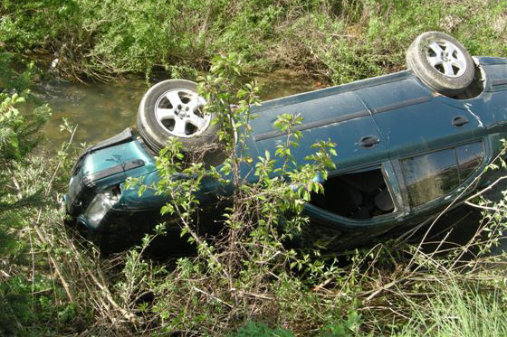 Dvaja opilci skonili s autami v priekope, tret sa ovlail v potoku + foto
