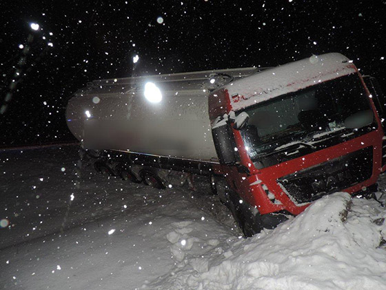 Dopravn nehoda osobnho auta a kaminu si vyiadala dvoch zranench