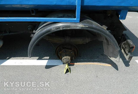Odpadnuté koleso z Avie zranilo cyklistu + foto
