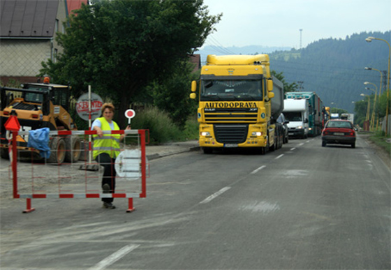 Polícia upozorňuje na dopravné obmedzenie na ceste I/11 v obci Svrčinovec