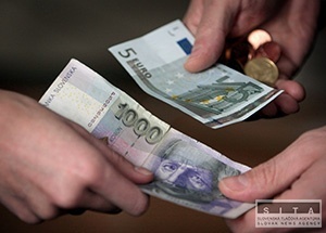 Ľudia si v bankách stále vymieňajú neplatné slovenské koruny