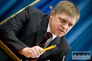 Ak Štefanov nezruší sporný tender, Fico ho odvolá