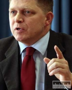Za pálenie vlajky majú hroziť tri roky, oznámil Fico
