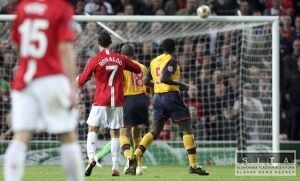 United bližšie k postupu do finále, Arsenal sa nevzdáva