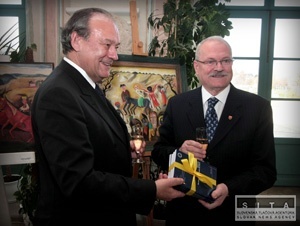 Prezidentovi vyšli dve knihy, rozhorčili ho otázky o autorstve