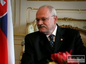 Prezident presadil rušenie poplatkov pre traktory