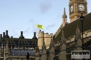 Aktivisti z Greenpeace nocujú na streche britského parlamentu