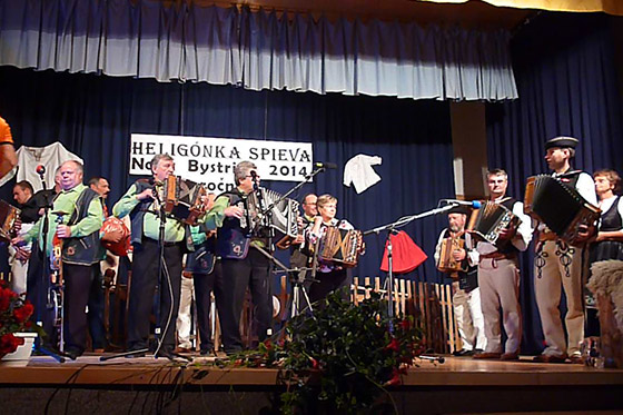Helignka spieva 2014 privtala 40 heligonkrov