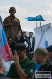 Kotleba sa na Hlinkovch oslavch pochytil s Belousovovou