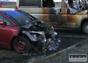 Usmrtil chodca, ušiel a auto zapálil