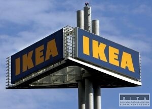 Z obchodného domu IKEA pred obedom utekali ľudia